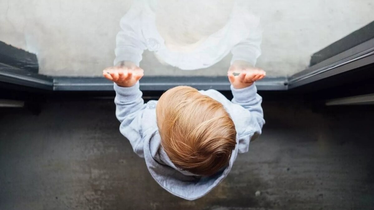 Иллюстративное фото ребенка у окна / © Photo : МЧС Казахстана