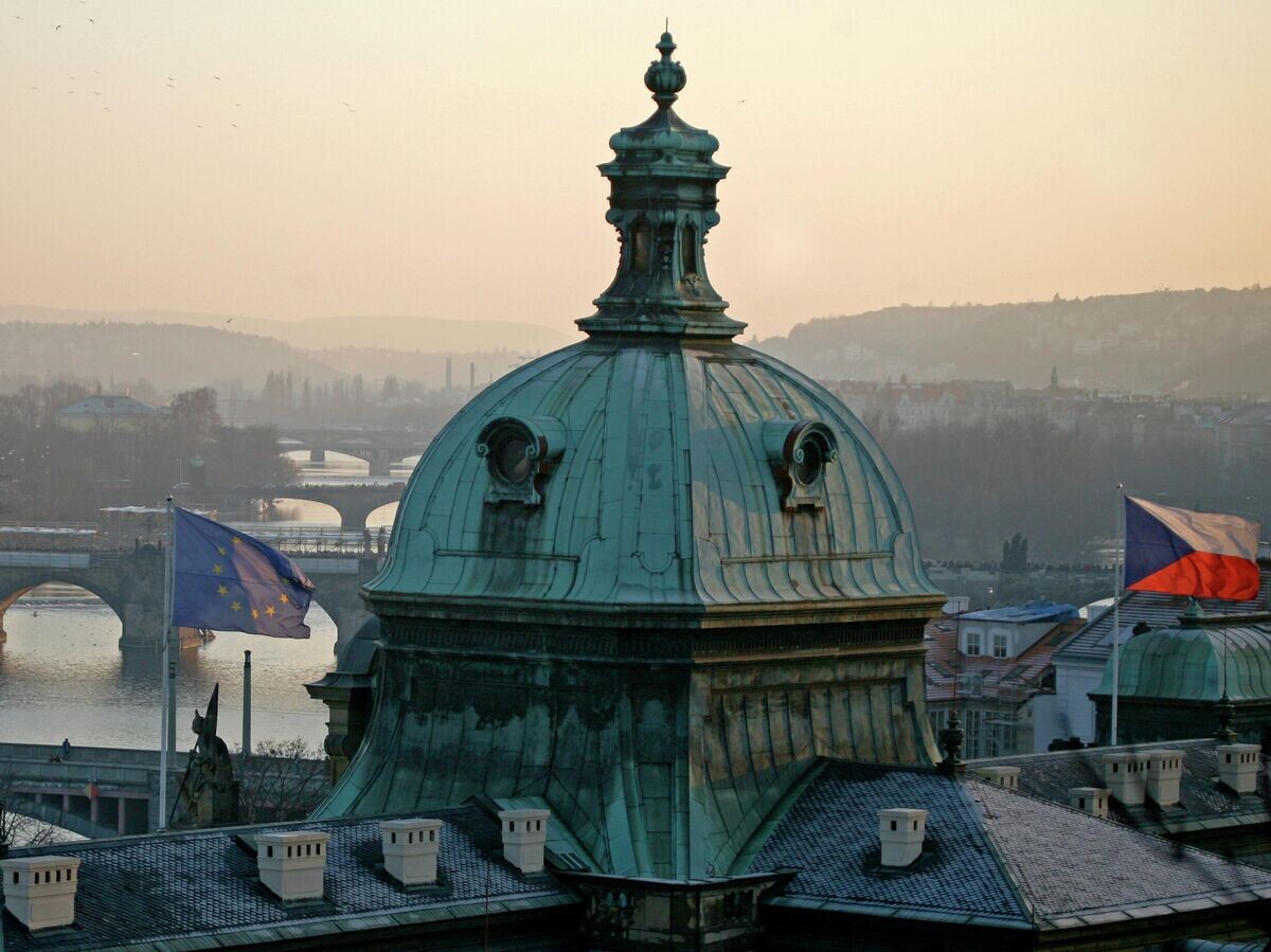    Флаги Чехии и ЕС в Праге | © REUTERS / Petr Josek Snr