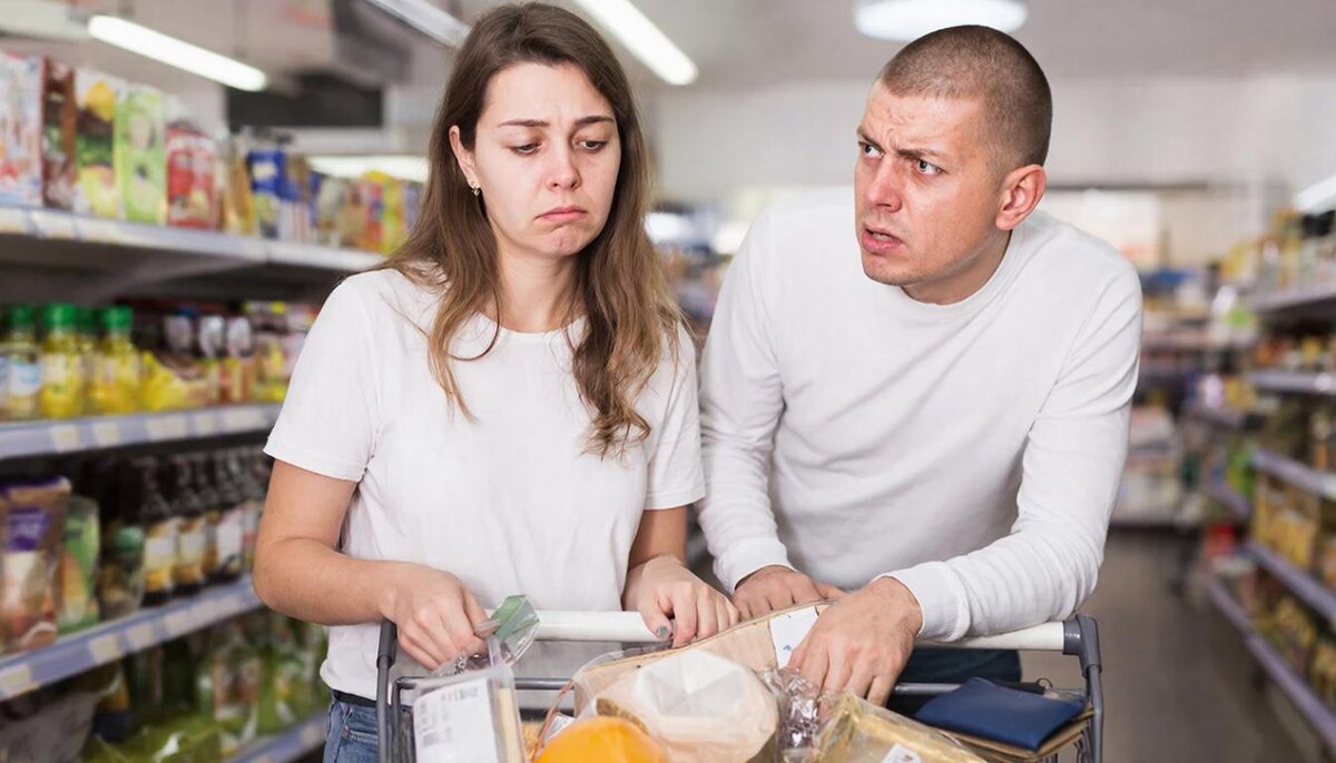 Лена, опять покупаешь ерунду! — шипел он, пока я складывала продукты в корзину