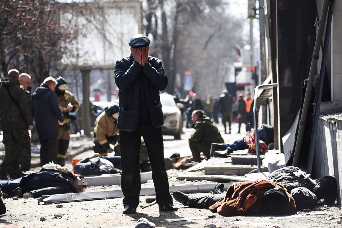 Житель города Донецка Юрий Румянцев оплакивает свою жену, погибшую при обстреле центра города ракетой "Точка-У", выпущенной вооруженными силами Украины, 2022 год ©Эдуард Корниенко/URA.RU/ТАСС  📷