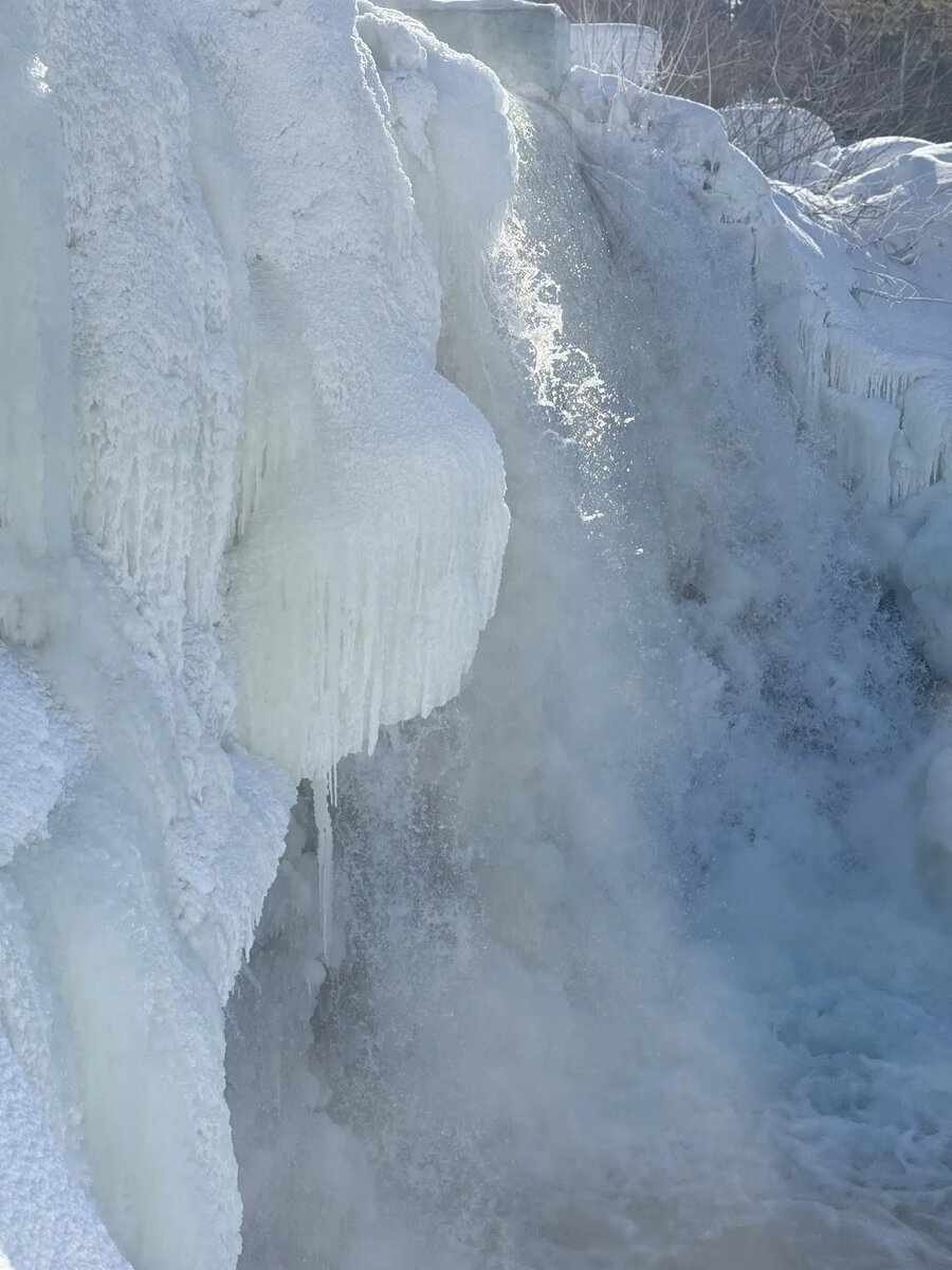 Часть водопада превращается в ледопад