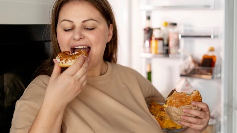     Переедание. freepik.com/freepik