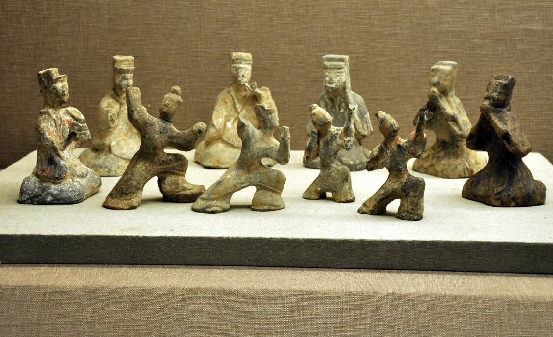 Фигурки музыкантов и танцоров из погребения династии Хань