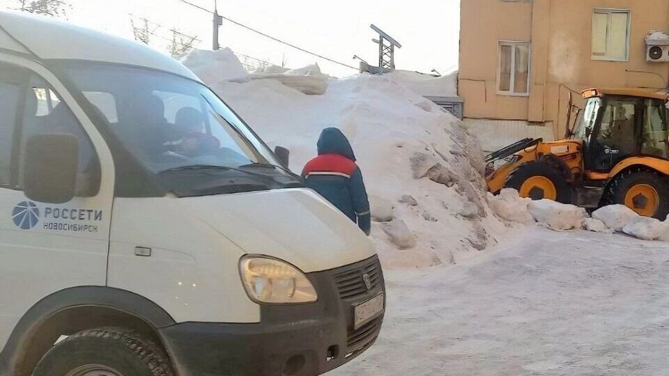    Энергетики восстанавливают электроснабженеи домов   Россети — Новосибирск