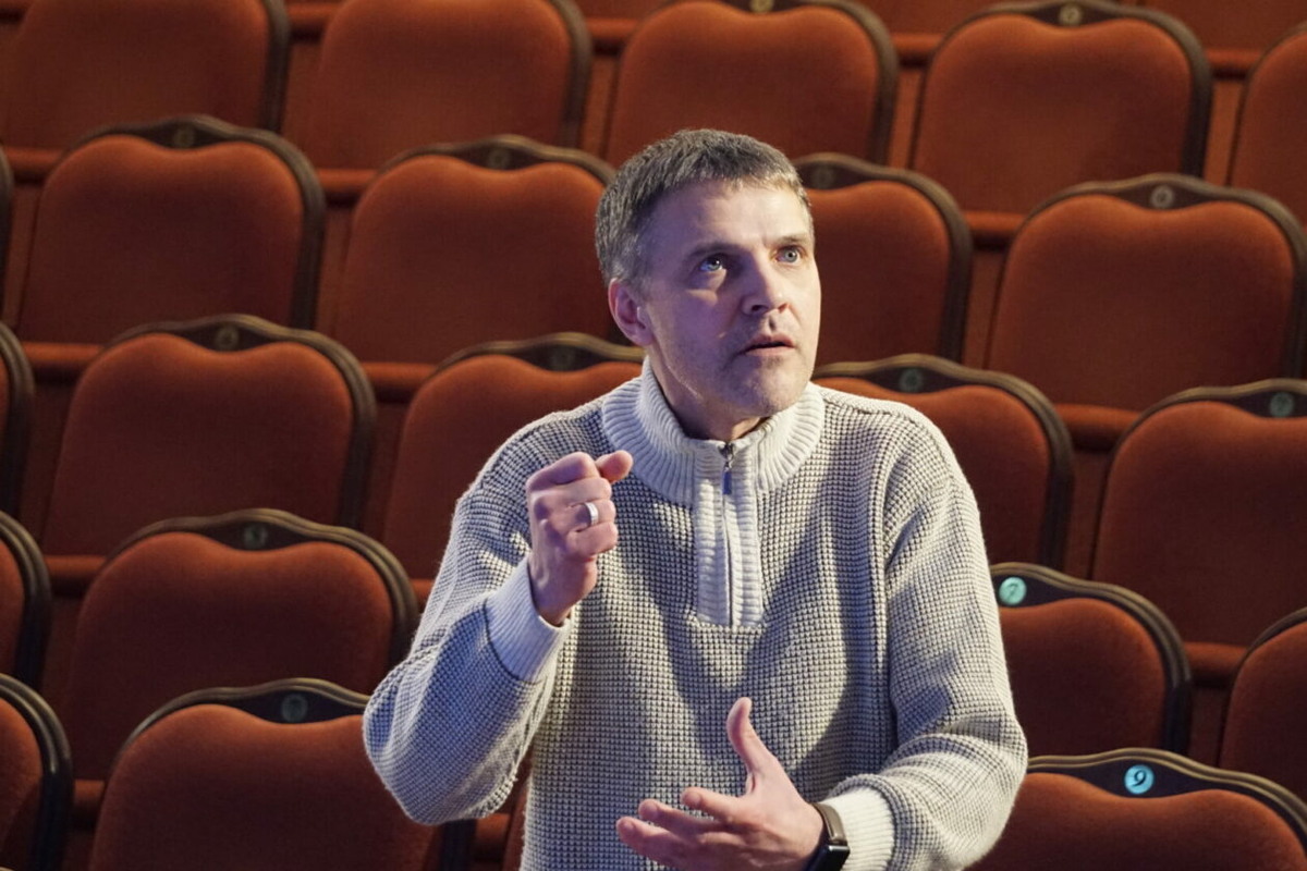 Режиссёр Сергей Терпугов на репетиции
Фото: Братский драматический театр