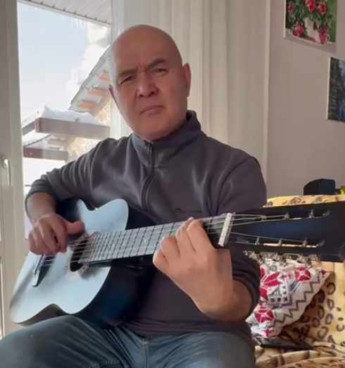 В свои 56 учусь играть на гитаре... Движение пальчиками развивает мозг