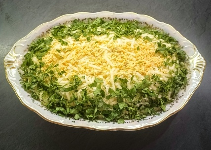 Салат слоеный с яблоками, яйцом, сыром и маринованным луком