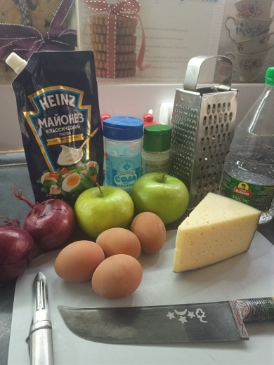 Продукты для слоеного салата с яблоками, яйцом, сыром и маринованным луком