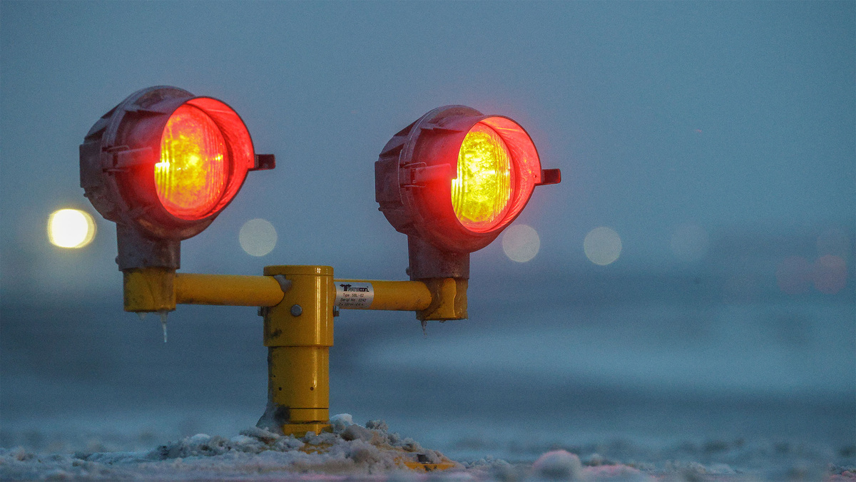    Взлетно-посадочная полоса ВПП фонарь снег ГЛП