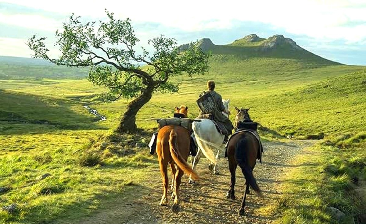 В роли фэнтезийного континента Вестероса - снова, как в "Игре престолов", живописная Северная Ирландия.