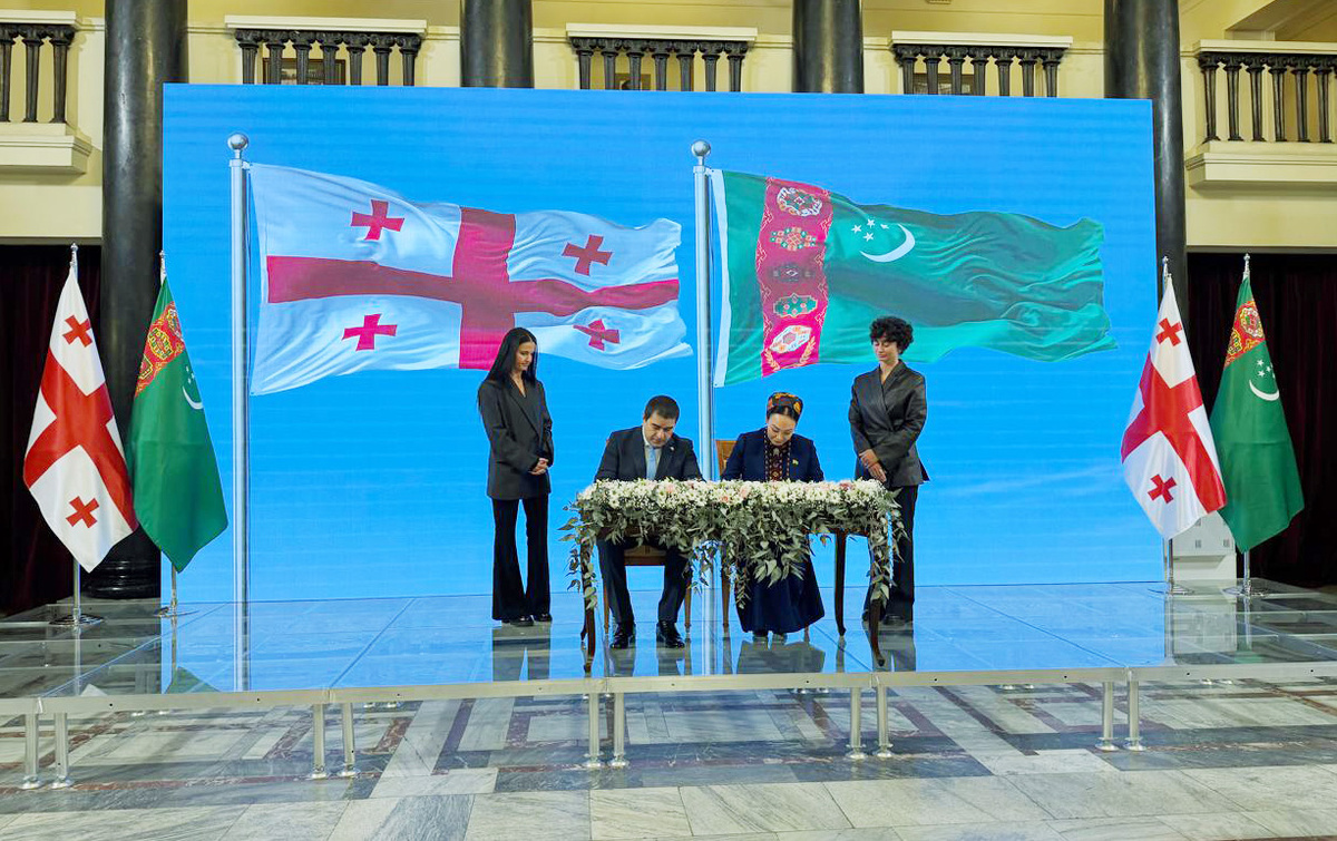 Спикеры Меджлиса Туркменистана и Парламента Грузии подписывают соглашение о сотрудничестве, 23 февраля, 2026 г., Тбилиси, Грузия (Фото: Посольство Туркменистана в Грузии)