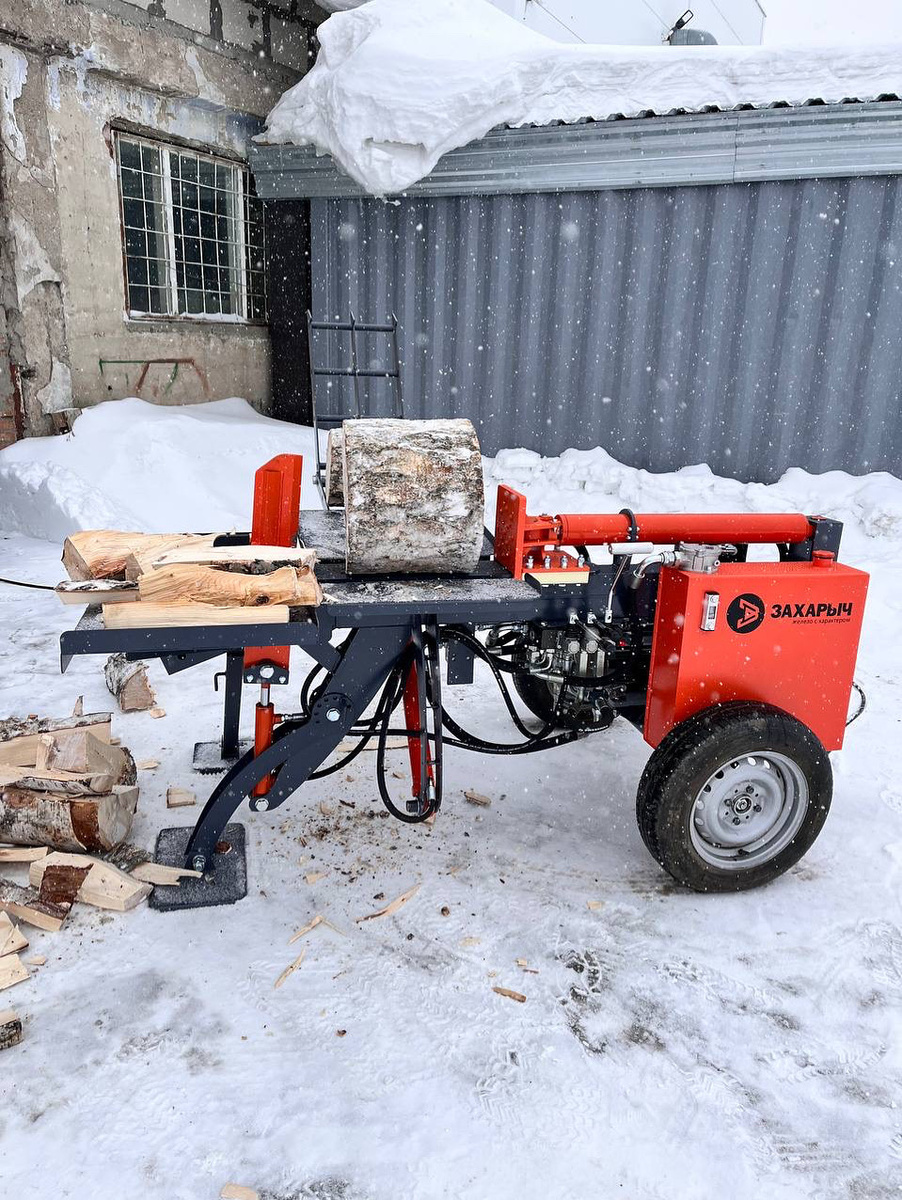 Дровокол Захарыч колет в любой мороз