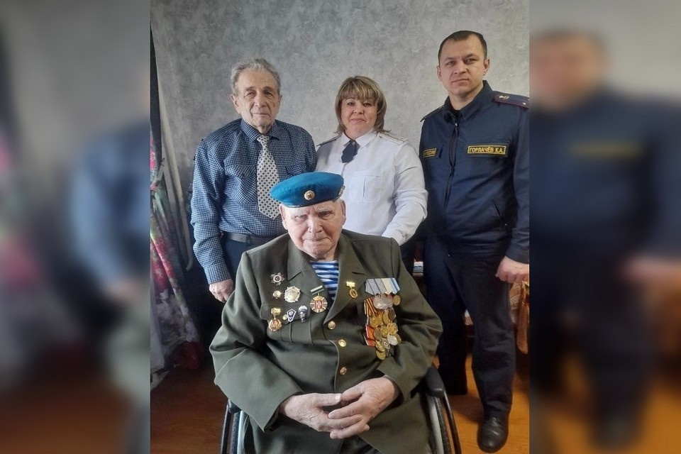    101-летнего ветерана поздравили с Днем защитника Отечества. Фото: пресс-служба ГУФСИН России по Свердловской области