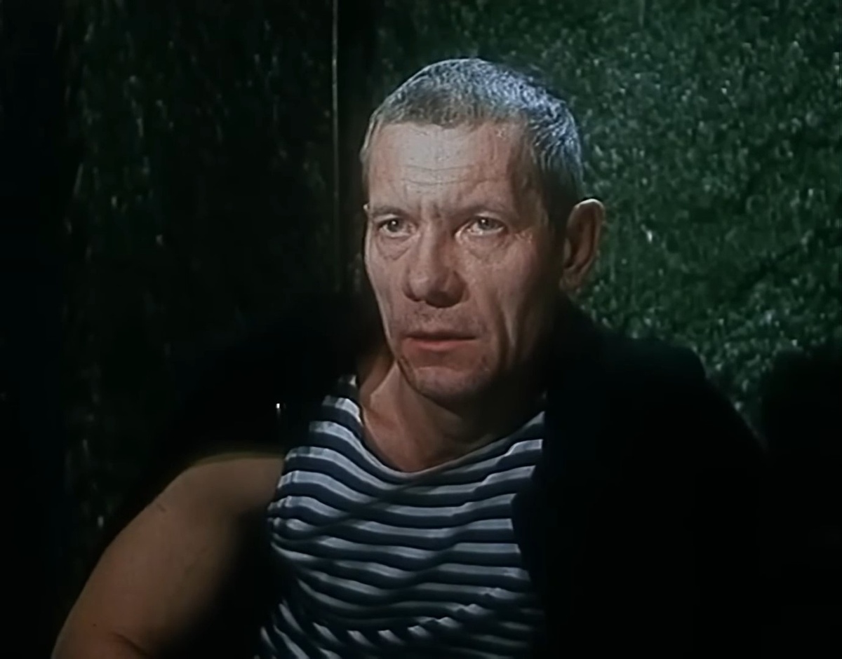 Вор никогда бы не одел тельняшку - ибо не по понятиям, военная одежда. Может это слишком явный авторский намёк на двойственную роль Князя при администрации?  