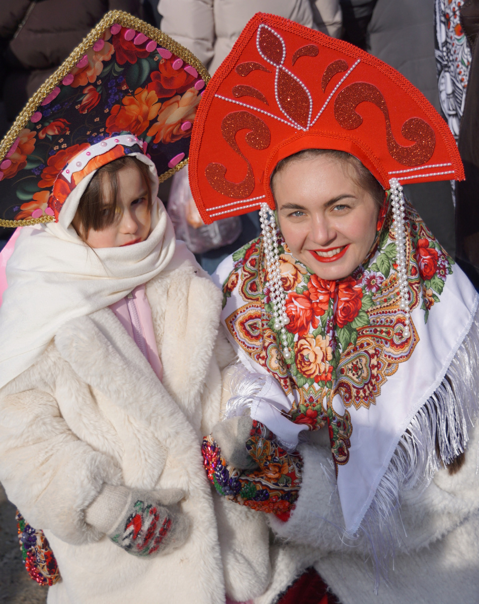 Мама с дочкой в кокошниках.Детка явно уже подмёрзла.все фото подборки автора публикации