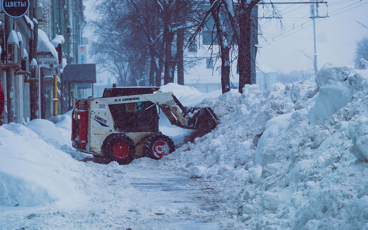    Опрос IZHLIFE: 73 % жителей Ижевска недовольны огромными сугробами, которые не вывозят с улиц города