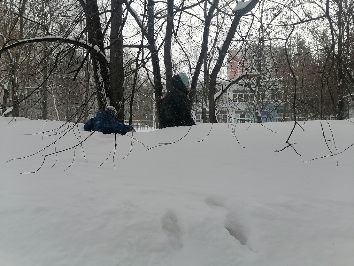 Дети решили померить высоту сугроба