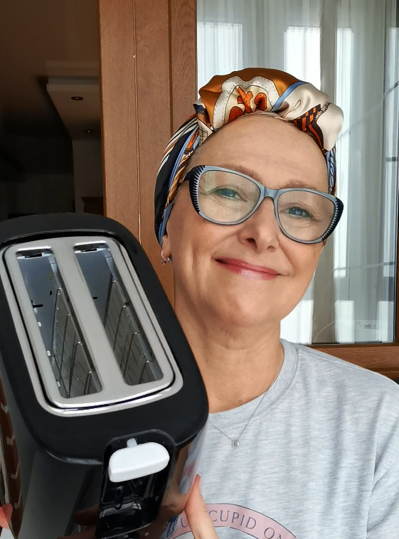 Привет. Меня зовут Лена. Это просто фото для приветствия. И напоминаю, что сегодня мы печем посттный пирог с яблоками.