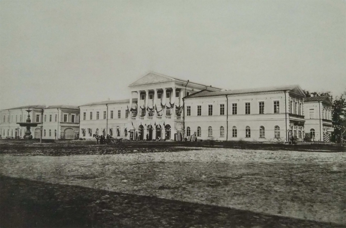 Старое здание Главного дома Нижегородской ярмарки. Фотография Михаила Настюкова. 1875 г. Изображение из открытых источников.