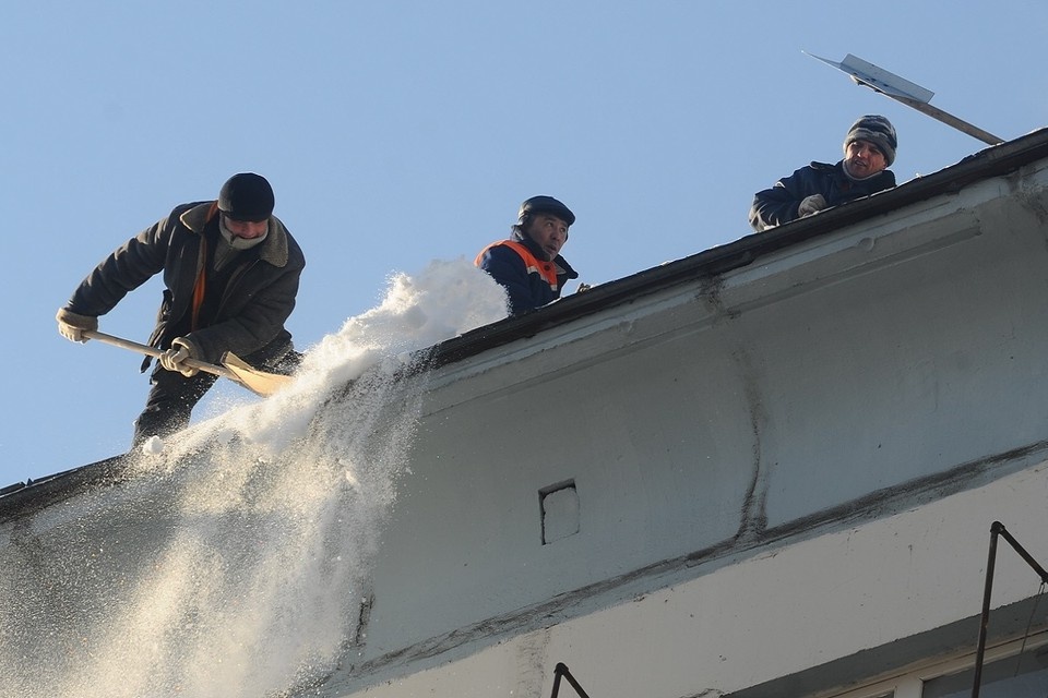    Скатные крыши расчистили полностью. Евгения ГУСЕВА