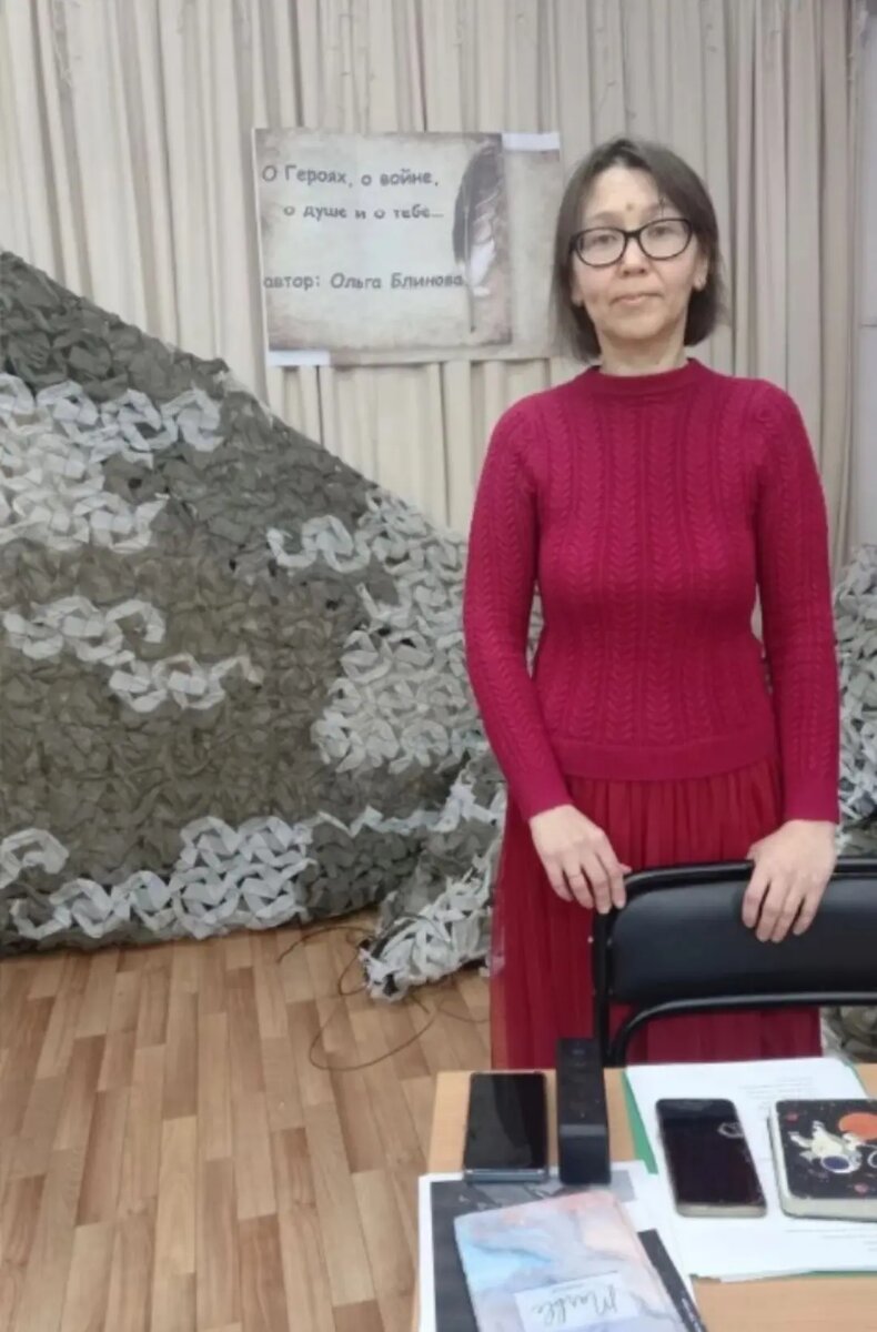 Ольга на фоне очередной маскировочной сети