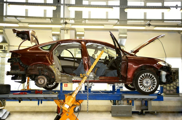 Кузов — это не только внешний вид автомобиля, но и его основа. Именно кузов защищает водителя и пассажиров, держит геометрию машины и влияет на безопасность в целом. Многие автолюбители откладывают кузовной ремонт, считая царапины, вмятины или ржавчину «косметикой». На самом деле это может привести к серьёзным проблемам.

❗Что происходит с кузовом после аварии
Даже небольшое ДТП может повредить кузов сильнее, чем кажется на первый взгляд. Под внешне целыми деталями часто скрываются:
-перекос кузова,
-смещённые элементы,
-трещины и микроповреждения металла.

Если не восстановить геометрию кузова, автомобиль может хуже управляться, быстрее изнашивать шины и быть менее безопасным при следующей аварии.

☝Почему опасна коррозия кузова
Ржавчина — один из главных врагов автомобиля. Она появляется из-за сколов, царапин и повреждённого лакокрасочного покрытия. Если вовремя не устранить коррозию:
-металл начинает разрушаться,
-страдает прочность кузова,
-ремонт со временем становится дороже и сложнее.

На ранней стадии коррозию можно устранить быстро и недорого. Запущенная ржавчина часто требует сварочных работ и замены элементов.

😎Что включает в себя кузовной ремонт
Кузовной ремонт — это не просто «подшпаклевать и покрасить». Он включает в себя:
-устранение последствий ДТП,
-восстановление геометрии кузова,
-сварочные работы,
-ремонт и замену повреждённых элементов,
-защиту металла от дальнейшей коррозии.

Все эти этапы важны для того, чтобы автомобиль был не только красивым, но и безопасным.

❗Почему не стоит откладывать ремонт
Игнорирование дефектов кузова приводит к тому, что:
-мелкие повреждения превращаются в серьёзные проблемы,
-снижается стоимость автомобиля при продаже,
-ухудшается безопасность эксплуатации.

Своевременный кузовной ремонт — это вложение в надёжность и долговечность автомобиля.

