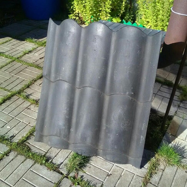 Резиновый шифер после эксплуатации ( 40 лет)  Площадка попродаже бу материалов. Сеть интернет. 