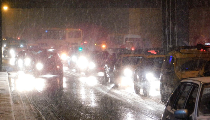 Кристаллы соли меняют свойства автомобильной оптики. Фото: 1MI