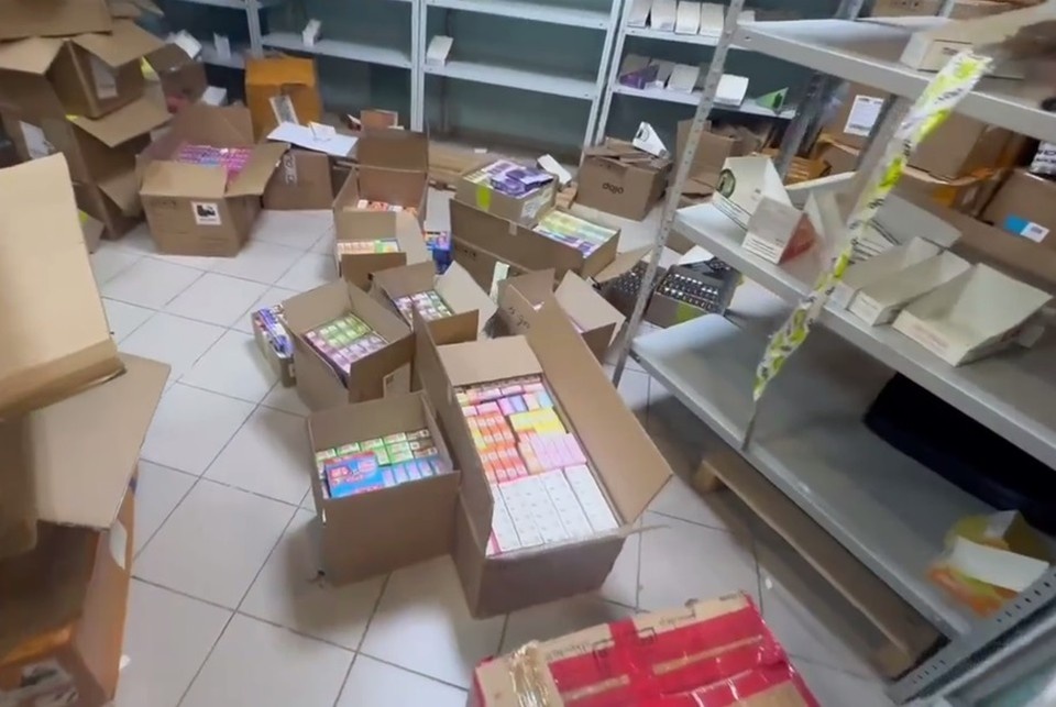   В Екатеринбурге накрыли целый склад с вейпами и жидкостями. Фото: скриншот видео Дмитрия Чукреева
