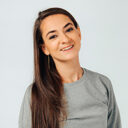 «Неизмеримость PR — это миф, который возник из путаницы и попыток измерять PR теми же метриками, что рекламные активности: кликами, конверсиями, продажами. Но так не работает, потому что коммуникации работают на узнаваемость, лояльность, доверие. Пользователь прочел статью о компании, заинтересовался, нашел и почитал блог компании, через месяц наткнулся на видео блогера, который рекомендовал бренд, а ещё через неделю кликнул по рекламной ссылке и заказал продукт. PR-активности привели к покупке, но конверсия в продажу произошла спустя время и несколько кампаний», – Нина Зинченко, совладелец и ведущий аккаунт-менеджер агентства 2L