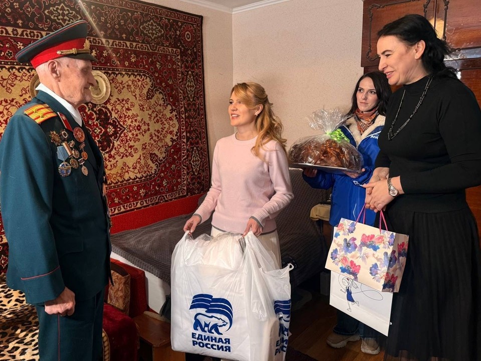    Яна Пащенко и Дарья Лантратова навестили 99-летнего Григория Пономаренко. ФОТО: ТГ-канал Дарьи Лантратовой