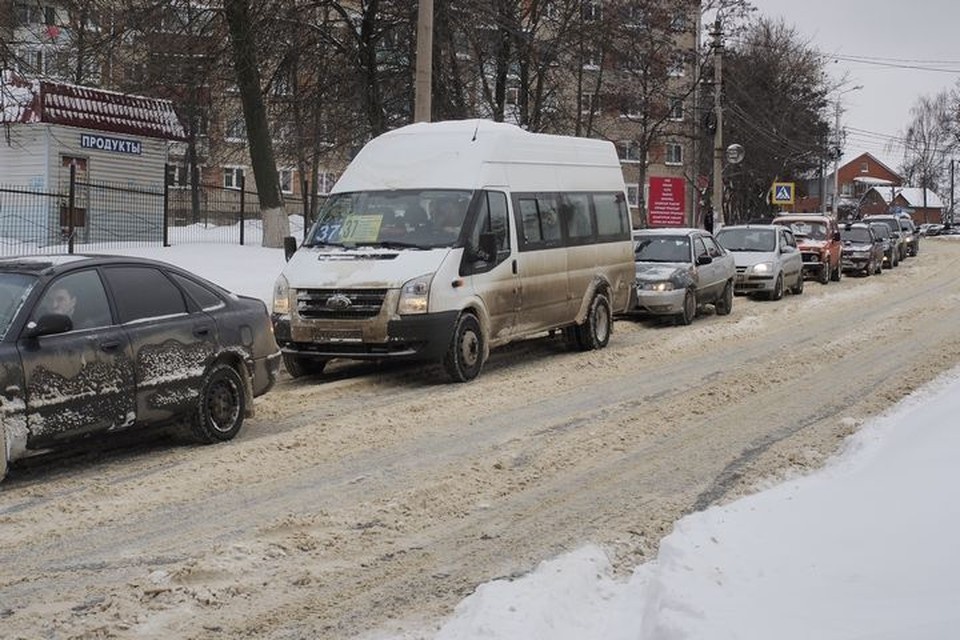    Тула встала в восьмибалльные пробки: снегопад парализовал движение в первый рабочий день после праздников. Алексей ФОКИН