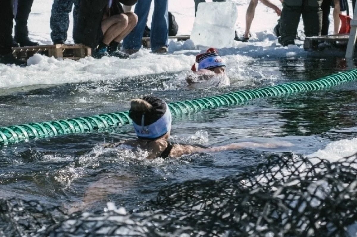    Бег по морозу и заплыв в ледяной воде: астраханские моржи привезли золото