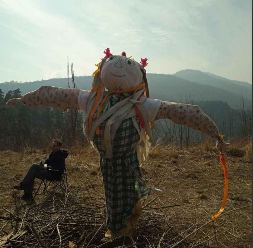 Отдохнули, зарядились, но сожгли неправильную чучелу - после обеда начало холодать, а сегодня вообще валит снег... Наверное, нельзя было ее такой красивой делать - больше на Весну похожа, чем на Зиму.