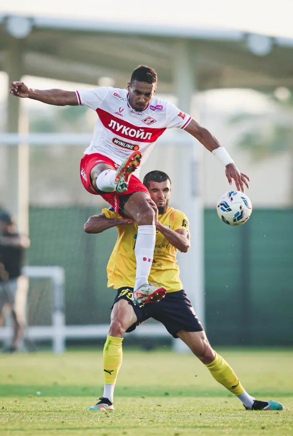 Единоборство спартаковца Александера Джику и ростовчанина Тимура Сулейманова. Фото из архива ФК «Спартак».