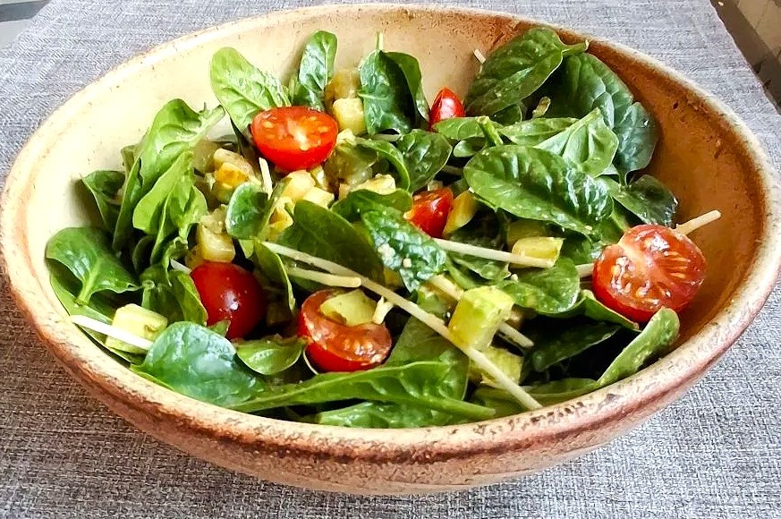 Салат из кабачков, шпината и черри с песто