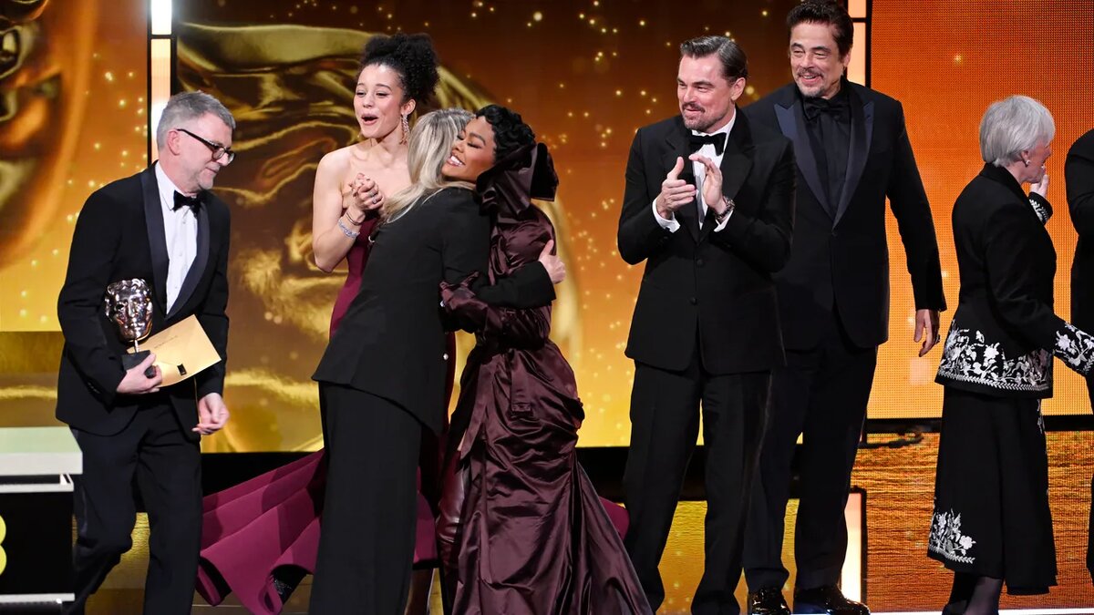 Глен Колуз и команада фильма «Одна битва за другой» 79-я церемония BAFTA, Royal Festival Hall. Фото: Getty Images 