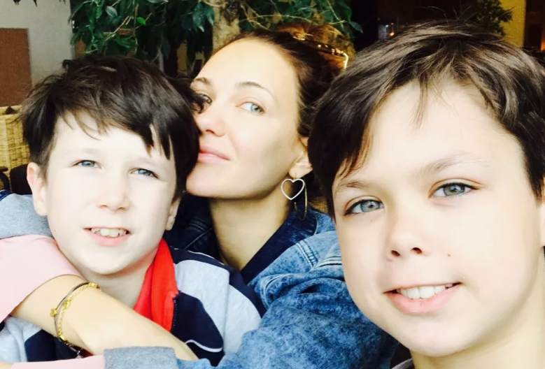 на фото Екатерина Климова с сыновьями Корнеем (слева на фото) и Матвеем (справа на фото)