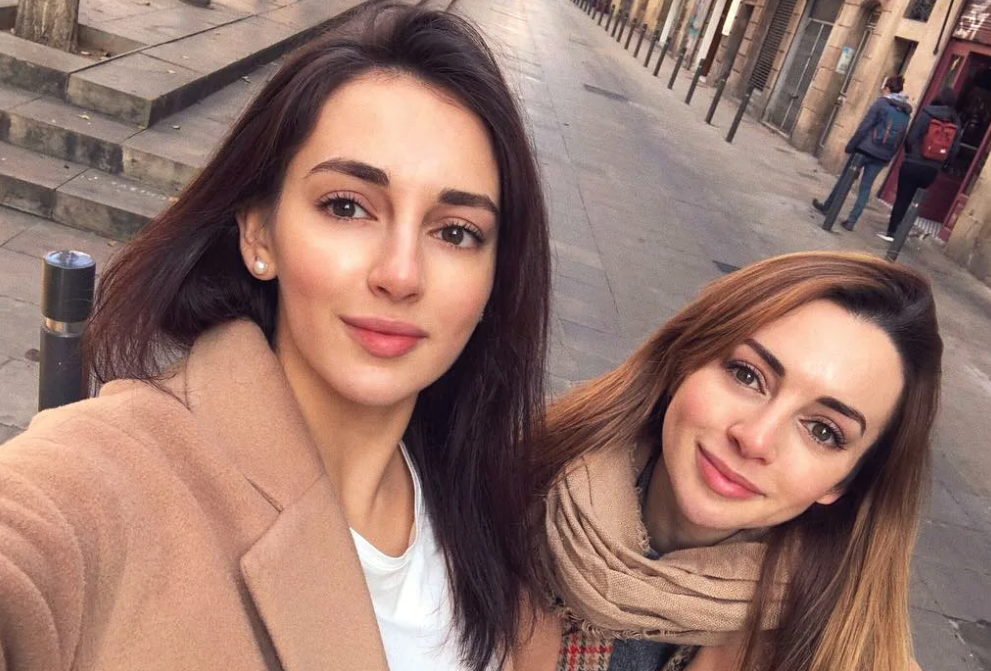 на фото слева Кристина Каширина, справа на фото Анжелика Каширина