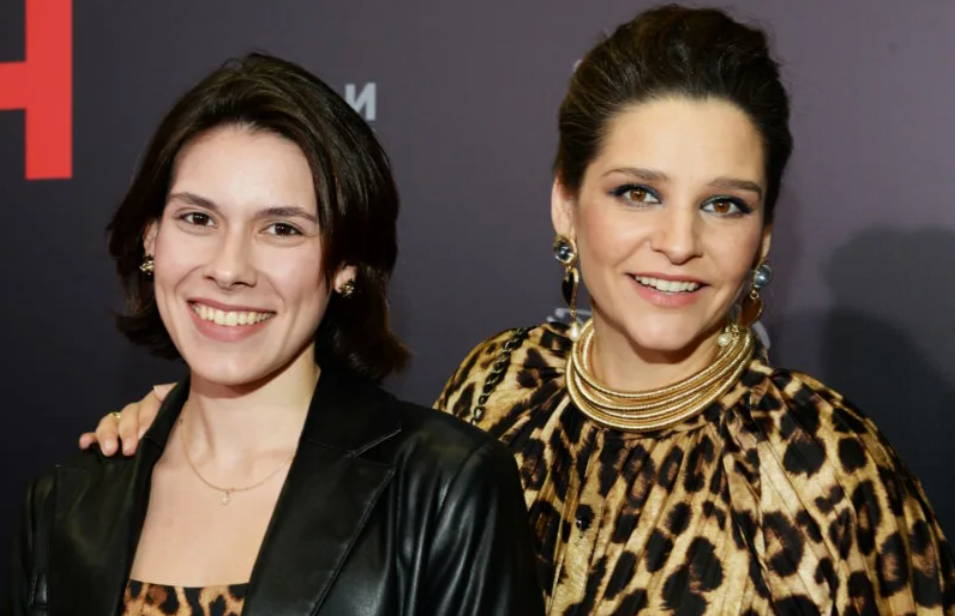 на фото слева Илария Лопатина, справа на фото Глафира Тарханова