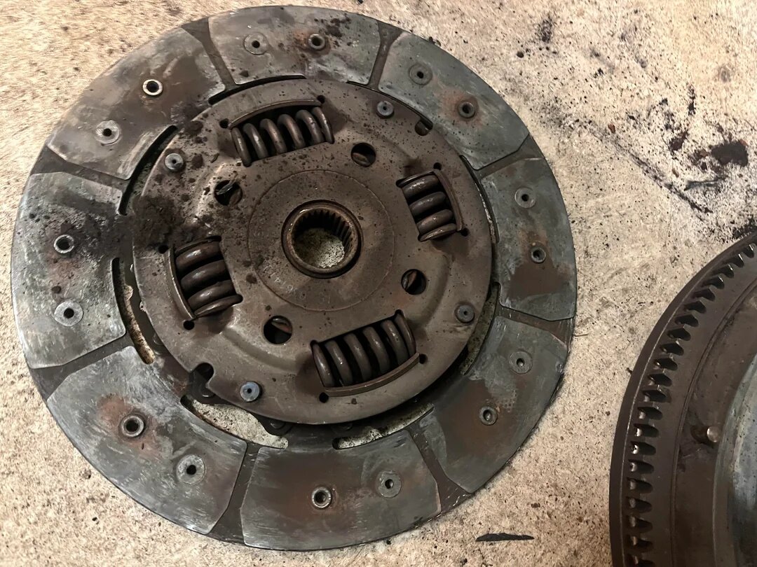 Фото Justrolledintotheshop (reddit). Изношенный ведомый диск