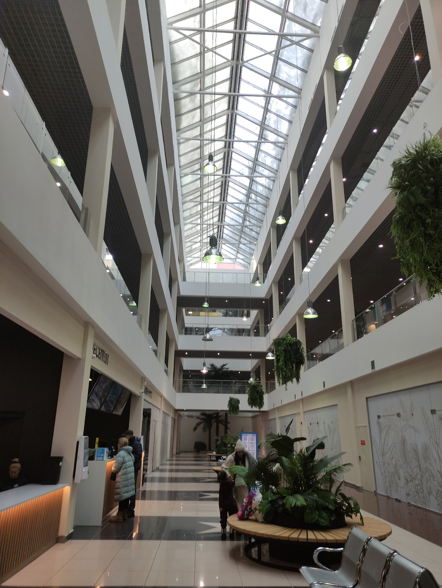 В холле много мест, где можно посидеть, отдохнуть, дождаться друзей или переждать очередь. Здесь же находится гардероб для верхней одежды. Фото автора.