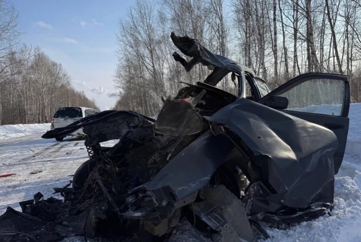    В Хабаровском крае Toyota Corsa влетела во встречный «КамАЗ», погибли двое