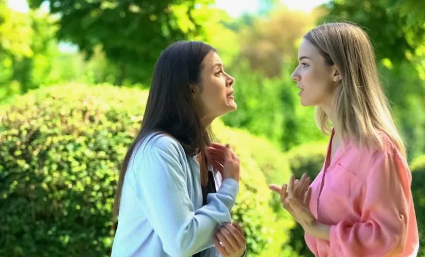 — Ты же понимаешь, у тебя история хорошая… Стань моим поручителем, — сказала сестра мужа так спокойно, будто попросила одолжить сахар.