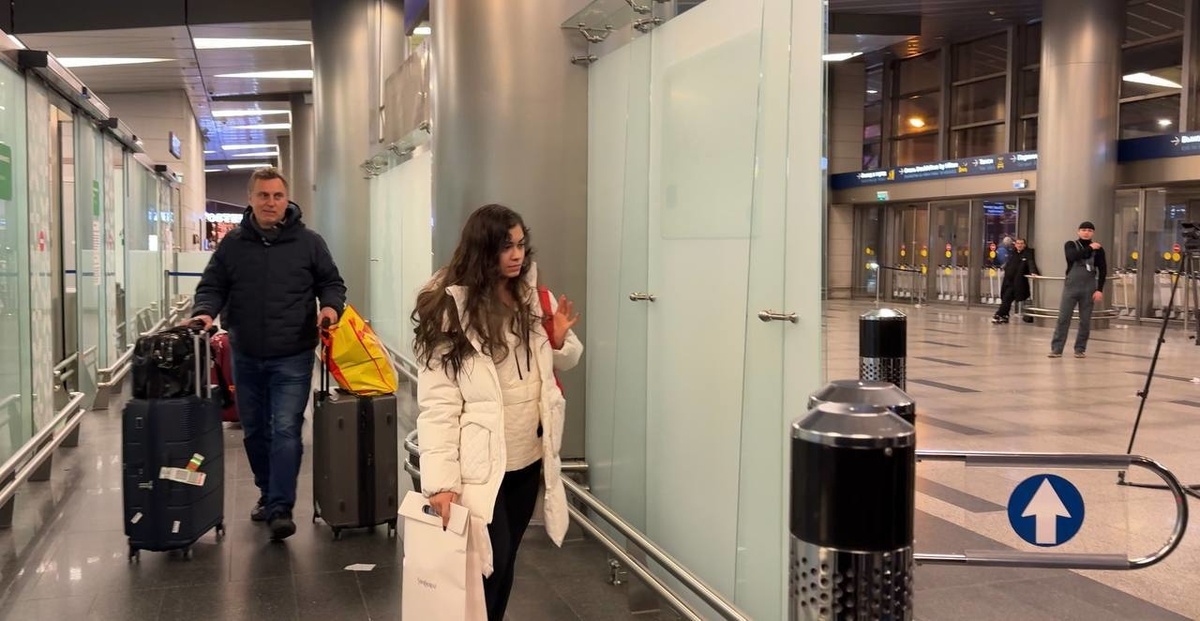    Аделия Петросян без багажа в аэропорту Москвы.
