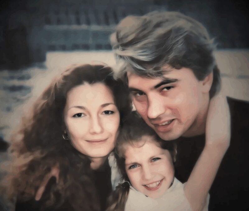    Дмитрий Хворостовский в кругу первой семьи: жена Светлана и приёмная дочь Мария.