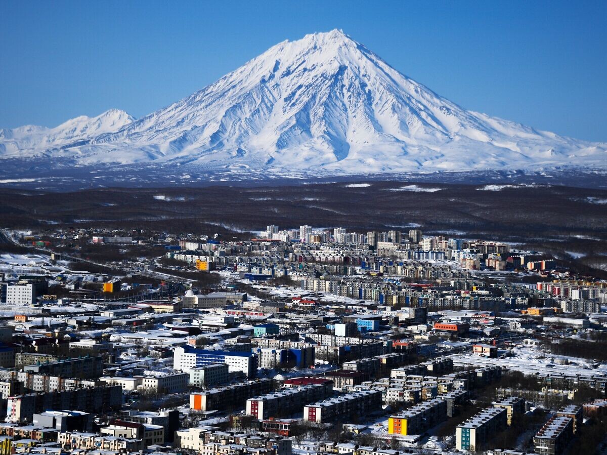    Вид на Петропавловск-Камчатский и вулкан Корякский© РИА Новости . Алексей Филиппов