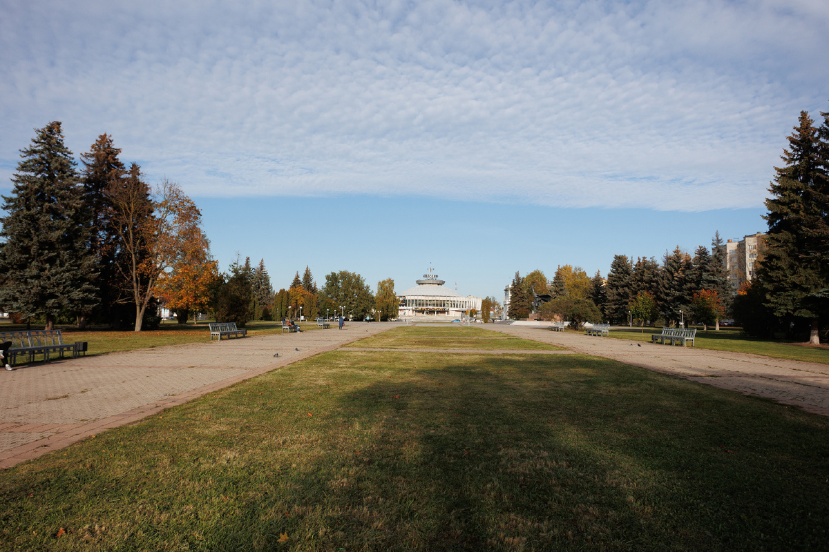 Площадь Мира летом