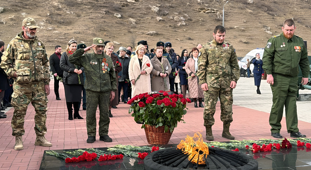 Участники митинга возложили цветы к памятнику. Фото автора.