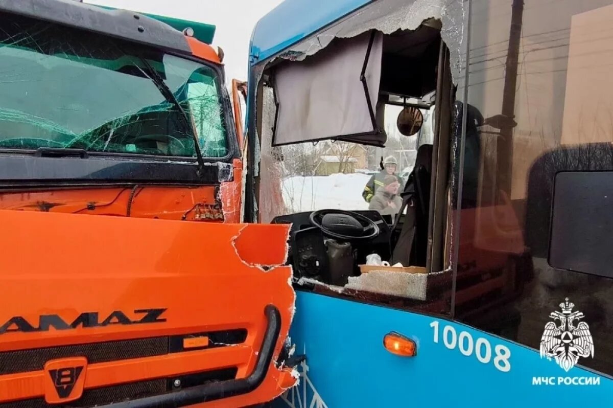    На Московском шоссе в Твери столкнулись грузовик и автобус